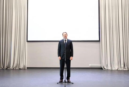 Дмитрий Волков и Сергей Колунов открыли Августовскую педагогическую конференцию в школе №18