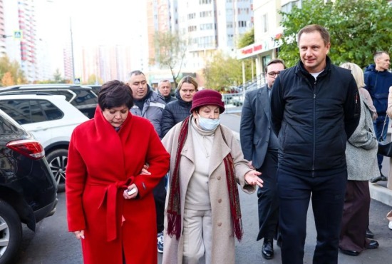 Дмитрий Волков проверил благоустройство дворов в Павшинской пойме
