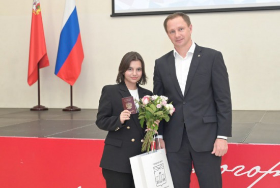 Дмитрий Волков вручил паспорта шестерым юным красногорцам