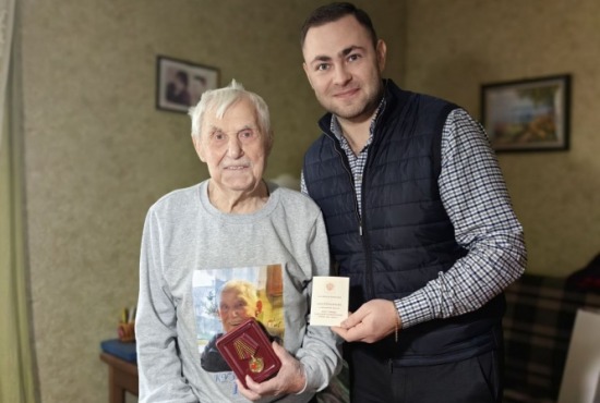 В Красногорске вручили медаль к 80-летию Победы ветерану Великой Отечественной войны 