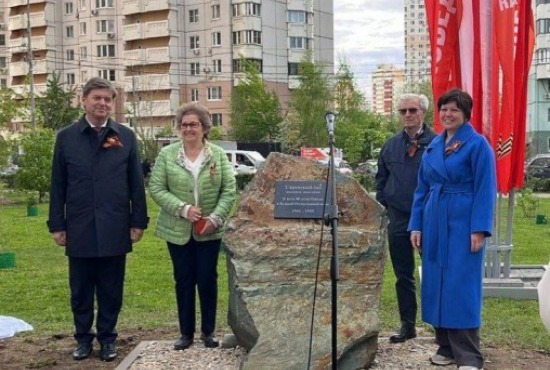 В микрорайоне Павшинская пойма по инициативе жителей состоялось торжественное открытие памятного камня в честь 80-летия Победы