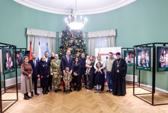 Дмитрий Волков посетил выставку фоторабот «Дети Героев»