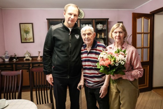 Дмитрий Волков поздравил с наступающим Новым годом и светлым праздником Рождества Христова участника Великой Отечественной войны – Николая Кузьмича Воротилина