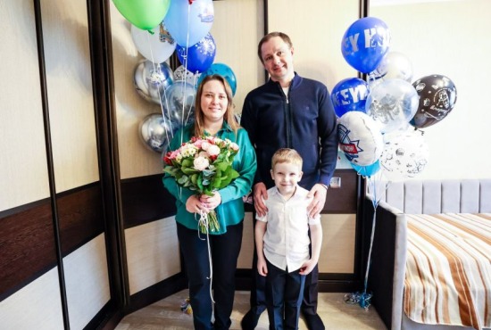 Дмитрий Волков навестил семью погибшего Героя и поздравил сына с Днём рождения