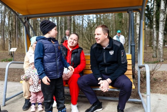 Дмитрий Волков проверил подготовку детского городка «Сказочный» к летнему сезону