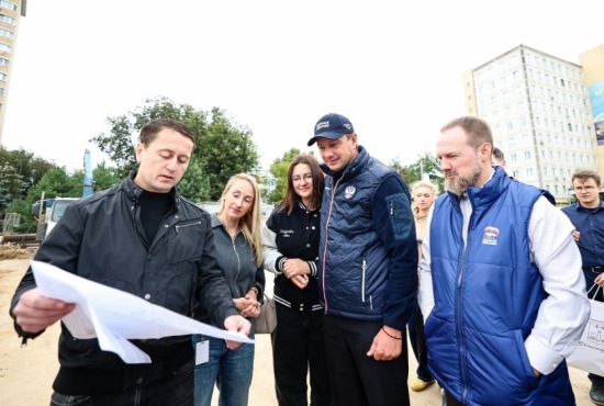 Дмитрий Волков и Сергей Колунов обсудили ход благоустройства площади Оптиков с жителями