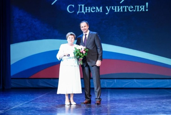 Дмитрий Волков поздравил учителей Красногорска со сцены ДК «Подмосковье»