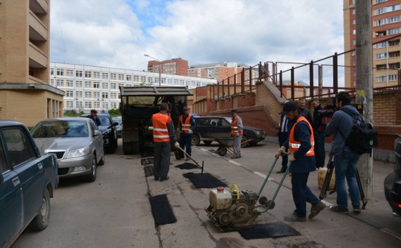 Дорожные службы Красногорского района проводят ямочный ремонт дорожного покрытия