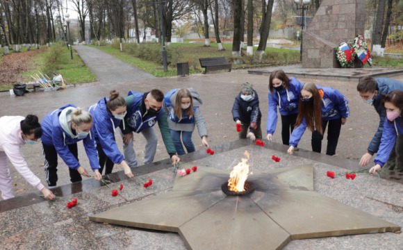 Красногорские волонтеры провели субботник у комплекса на Красной горке