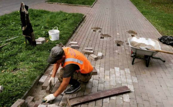 Точечный ремонт тротуаров идет в Красногорске