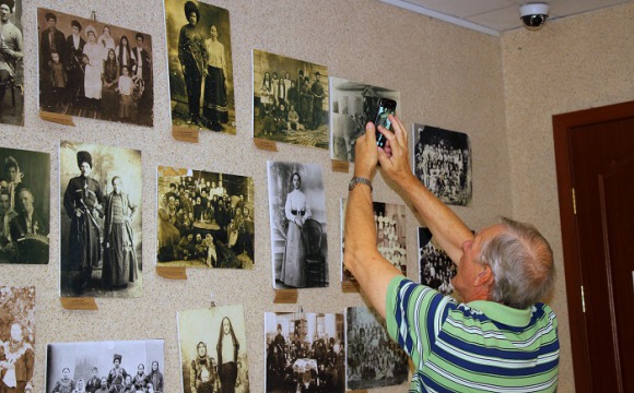 В Доме культуры «Луч» открылась выставка ретро фотографий казаков Кубани «Нити времени», которая продлится до 8 октября