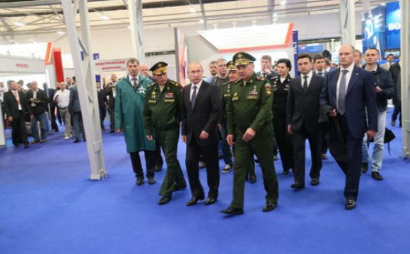 Андрей Воробьев посетил международный военно-технический форум «Армия-2015»