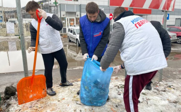 8 мешков мусора собрали активисты «Молодой гвардии» на субботнике в Нахабино