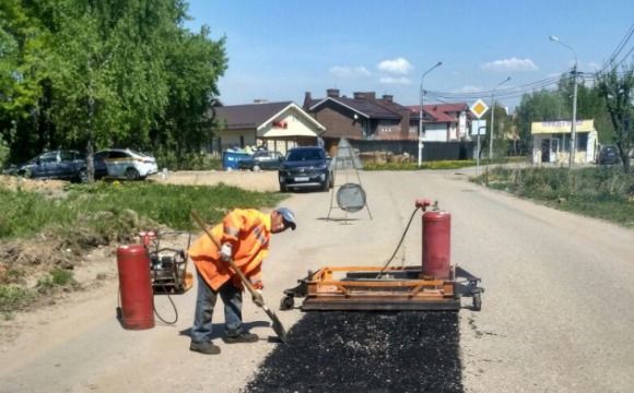 В округе продолжается ямочный ремонт дорог