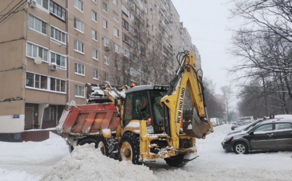 В Красногорске продолжают уборку территорий от снега