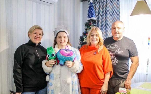 Первый заместитель главы городского округа Красногорск Наталья Тимошина поздравила Варю Костылёву с наступающим Новым годом и Рождеством