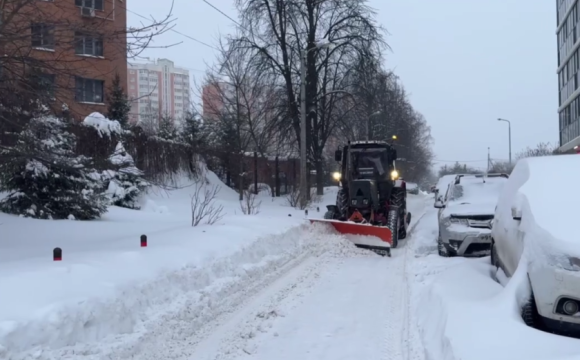 Зима в Красногорске: коммунальные службы города активно очищают дороги и тротуары от снега и наледи