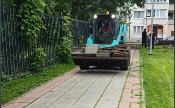 Ремонт пешеходной дорожки стартовал на улице Карбышева в Красногорске