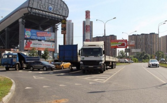 В Павшинской пойме вводится запрет на парковку грузовиков с 28 августа