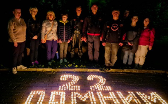 Сотни свечей памяти зажгли у стен Красногорского филиала Музея Победы в ночь с 21 на 22 июня