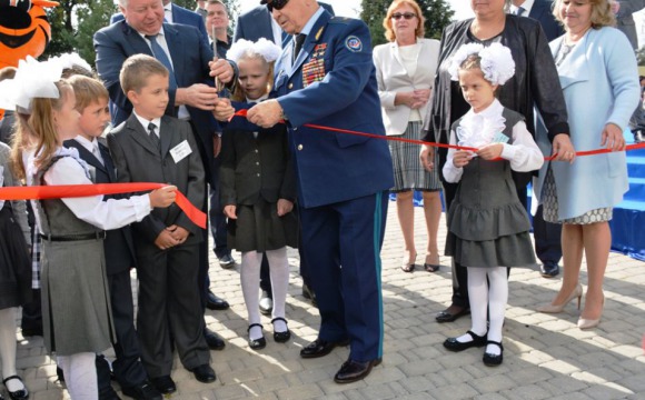 Легендарный космонавт открыл самую современную школу Подмосковья