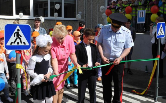 Детям подарили школьный велогородок