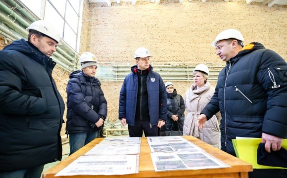 Дмитрий Волков проверил ход капремонта спортивной школы олимпийского резерва по баскетболу