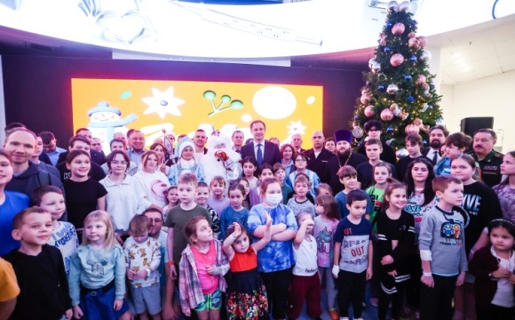 Дмитрий Волков принял участие в акции «Елка желаний» в Детском научно-клиническом центре им. Рошаля