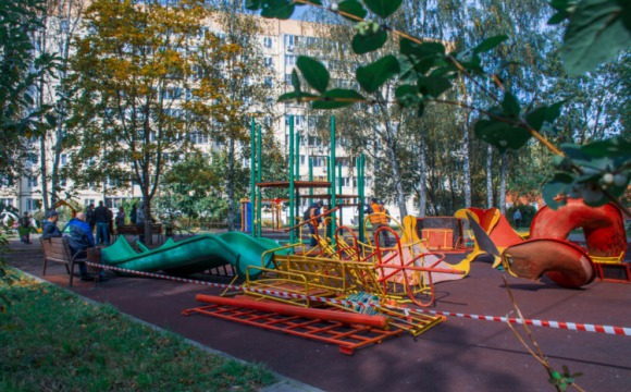 Сломанные конструкции на детской площадке в Красногорске демонтировали