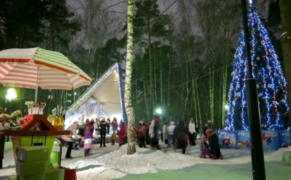 В детском городке "Сказочный" зажглась елочка