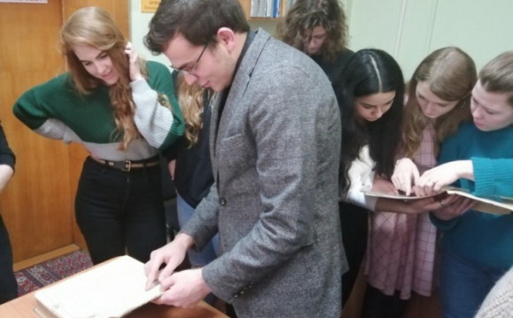 Студенты Московского областного филиала РАНХиГС познакомились с работой архивного отдела Красногорска