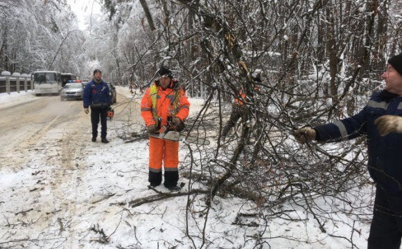 На территории Красногорска продолжается борьба со снегом