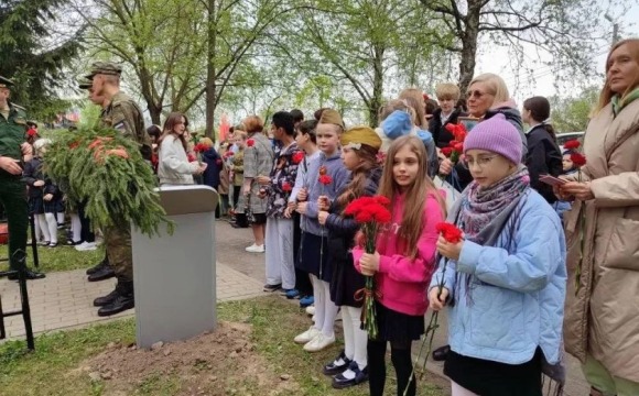 В деревне Поздняково прошел торжественный митинг у обелиска в память о воинах‑земляках