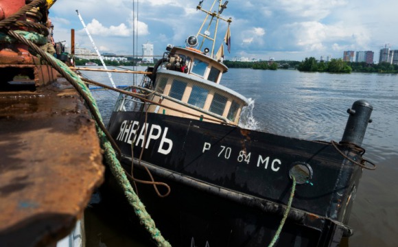 В Красногорске идут работы по подъему затонувшего буксира