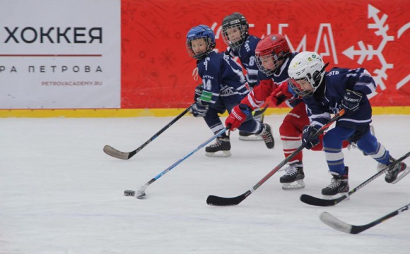 Юные хоккеисты из Красногорска сыграли на свежем воздухе