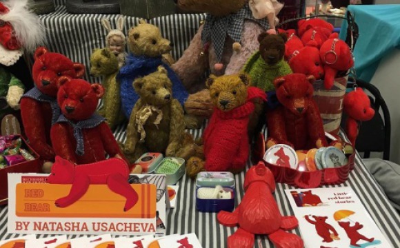 Красногорский Красный мишка стал участником выставки кукол в Москве