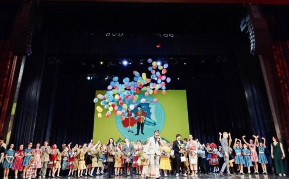 На сцене Дворца культуры состоялся отчётный концерт «Наш год в танце» Образцового коллектива «Студия народного танца «Карнавал».