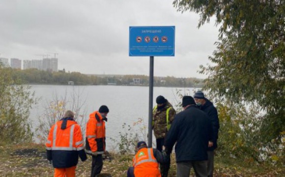 В Красногорске установили таблички, запрещающие мусорить на берегах рек