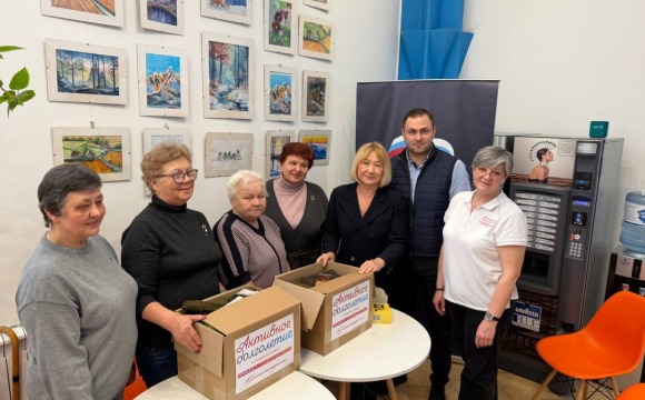 Ирина Фаевская посетила клуб «Активное долголетие» в Красногорске в рамках акции «Тепло для Героя», приуроченной ко Дню защитника Отечества