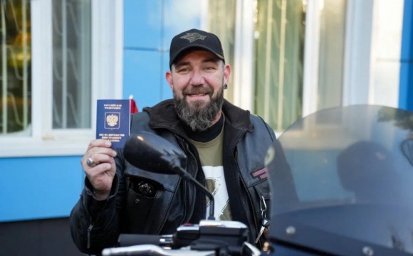 Член мотоклуба «Ночные волки» из Красногорска получил вид на жительство в Многофункциональном миграционном центре