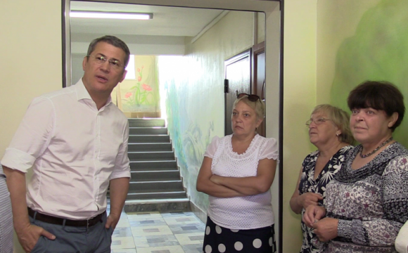Радий Хабиров проверил состояние подъездов на Колхозной улице в Красногорске