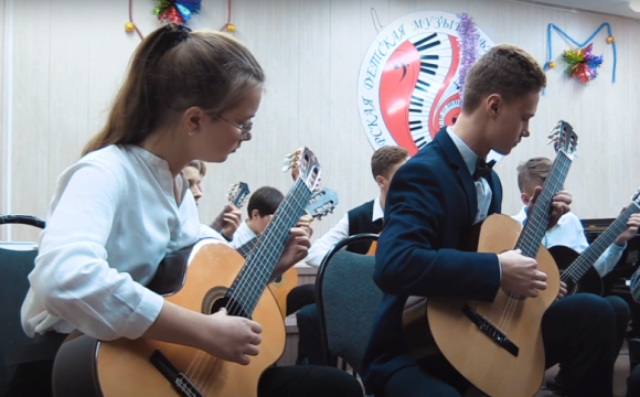 Ребята из красногорской музыкальной школы дали новогодний концерт