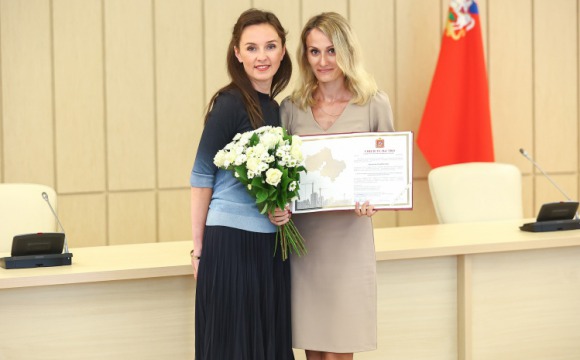 Два педагога из Красногорска получили сертификаты на приобретение жилья по соципотеке