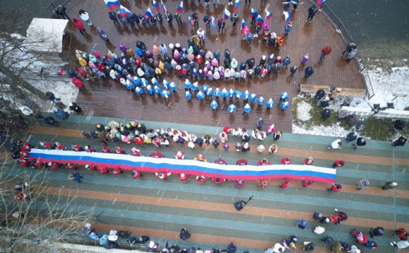 Флешмоб с выносом флага России собрал свыше 500 красногорцев
