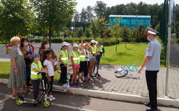 Сотрудники ГИБДД Красногорска провели мероприятие, приуроченное к Международному дню светофора