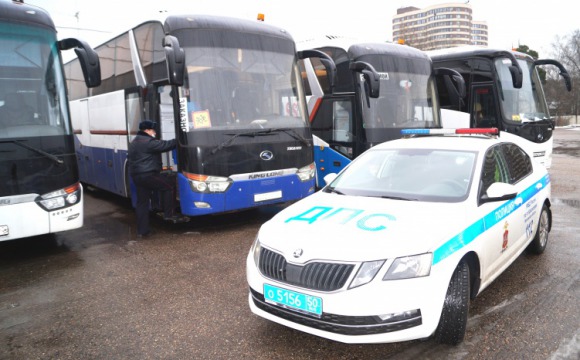 В Красногорске автоинспекторы проверили техническое состояние экскурсионных автобусов