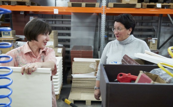 Эльмира Хаймурзина осмотрела мебельное производство в Нахабине