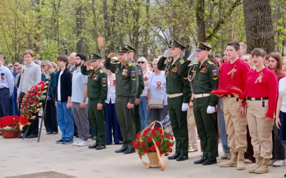 Память о подвиге советского народа почтили на Яблоневой аллее - у памятника фронтовому кинооператору прошла торжественная церемония, посвященная героям Великой Отечественной войны