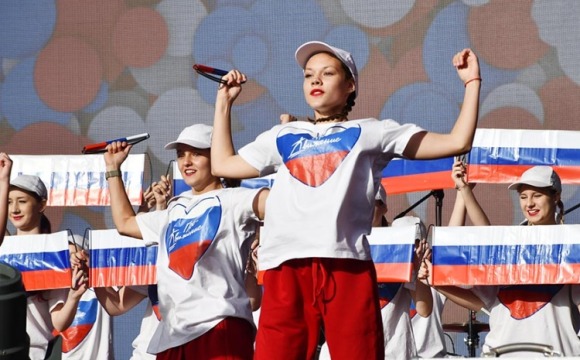 Творческие коллективы выступают на площади Дворца культуры «Подмосковье»