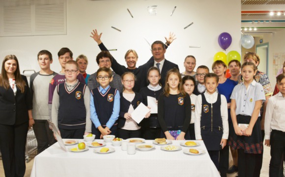 Программа «Взлетай»: Дмитрий Харатьян и Радий Хабиров открыли обновленную столовую в школе №9